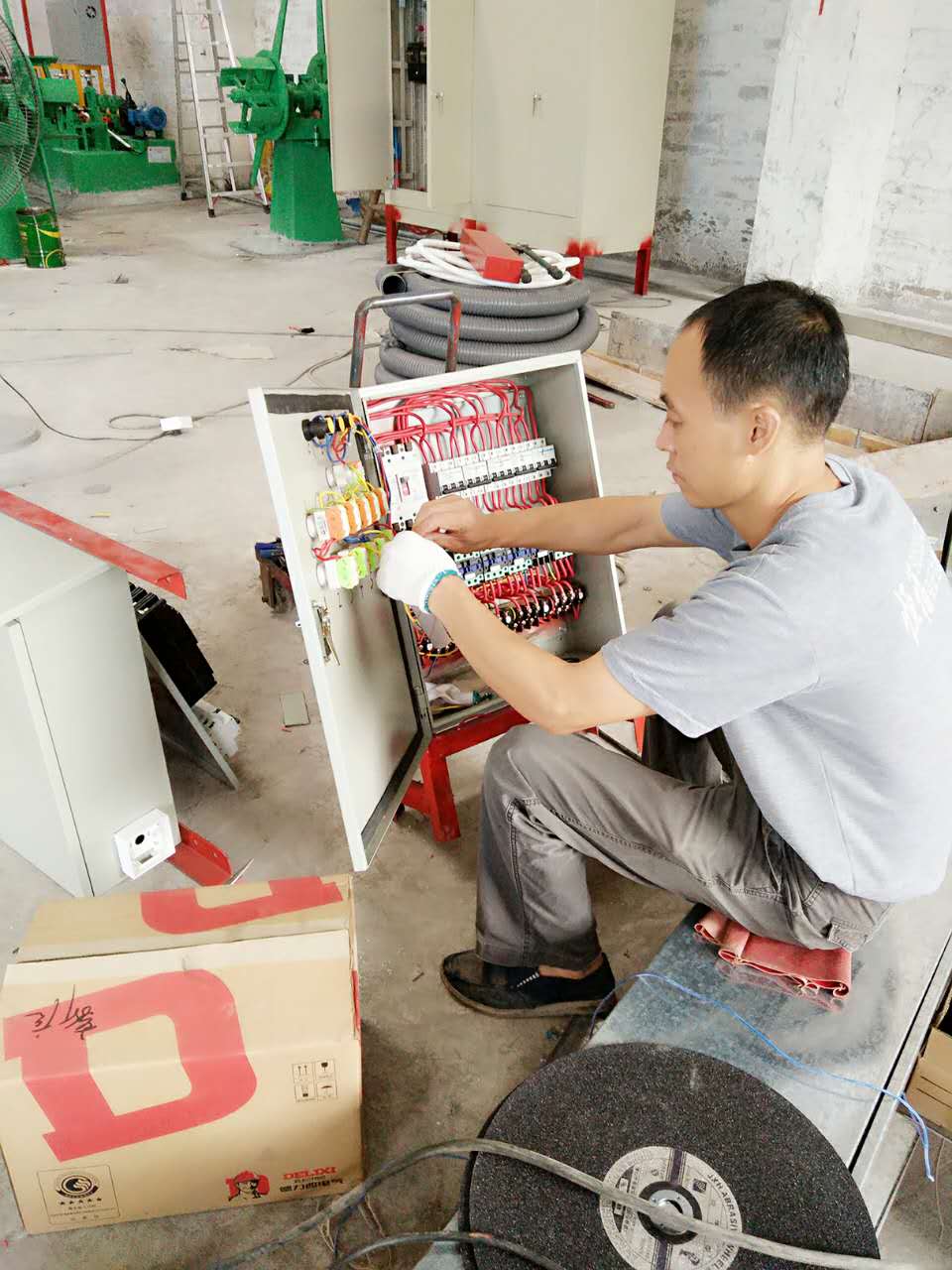 师傅正紧锣密鼓、紧张有序的在安装新设备